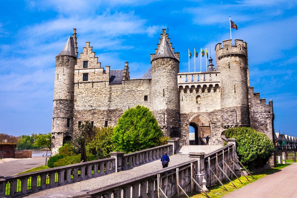 Antwerp: Express Walk with a Local in 60 minutes - Small group size, questions, and pacing that fits you