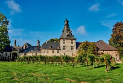 Bioul (near Dinant) : Château de Bioul Tour and Wine Tasting - The château visit: architecture across eras, with story behind it