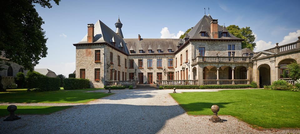 Bioul (near Dinant) : Château de Bioul Tour and Wine Tasting - Park time in a centenary setting: a breather between rooms and vines