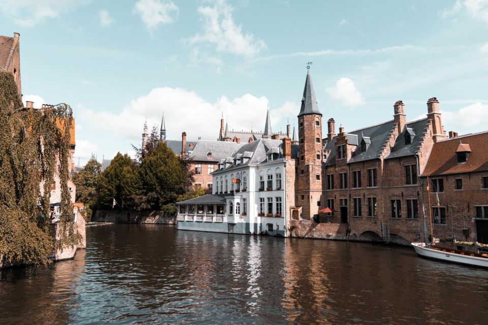 Bruges: Express Walk with a Local in 60 minutes - Begijnhof: the calmer stop that balances the whole route
