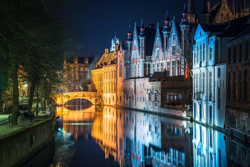 Bruges : Highlights & Hidden gems Walking Tour - Meeting up: where the tour starts around Hôtel Central and the Markt