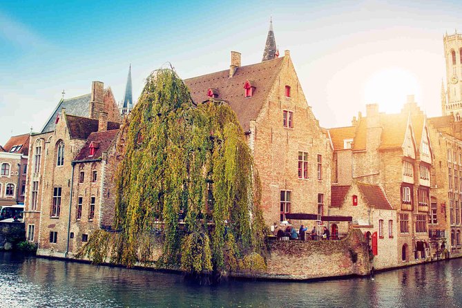 Bruges Uncovered: Historic Walking Tour & Canal Boat Experience - Lake of Love and Ten Wijngaarde: Bruges When You Want Quiet