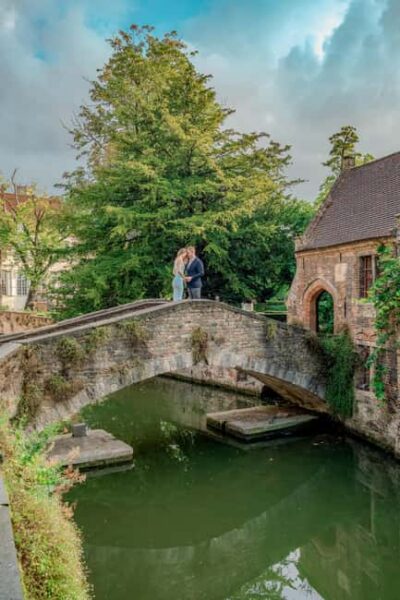 Bruges : Your private 1 hour photoshoot in the medieval city - Meeting at Jan van Eyckplein: start clean and simple