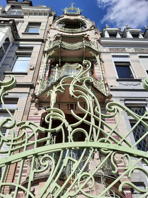 Brussels: Art Nouveau Walking Tour with a Local Guide - Square Ambiorix and the art of timed walking