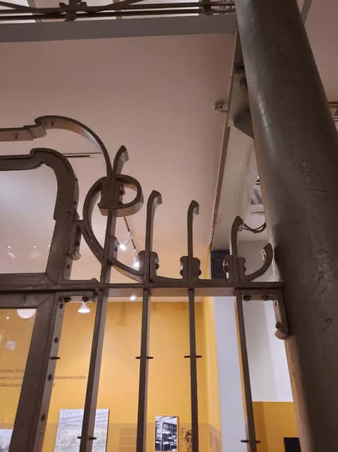 Brussels: Art Nouveau Walking Tour with a Local Guide - Stop 1 and the first style cues: Cauchie House sets the tone