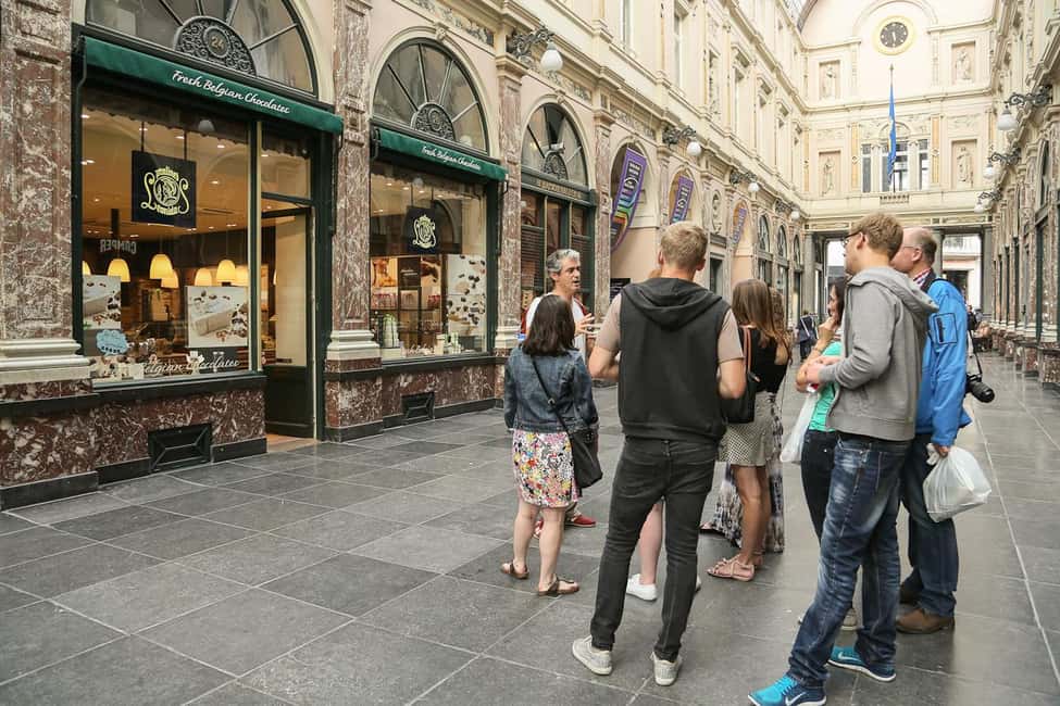 Brussels: Chocolate Appreciation and Tasting Walking Tour - Five Chocolatiers, Eight Tastings: What the Chocolate Lesson Actually Feels Like