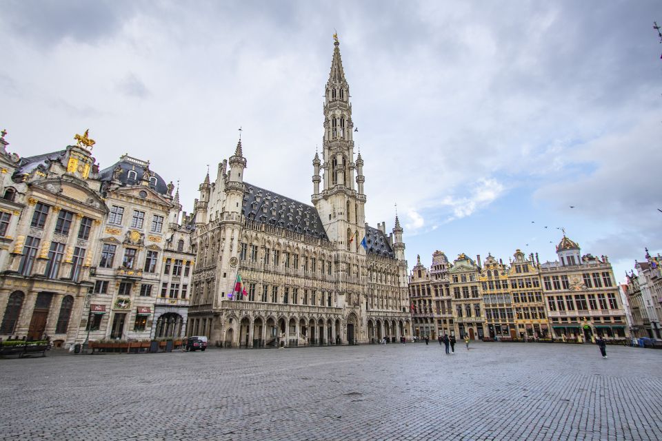 Brussels: Express Walk with a Local in 60 minutes - A Fast Route From Grand Place to Manneken Pis