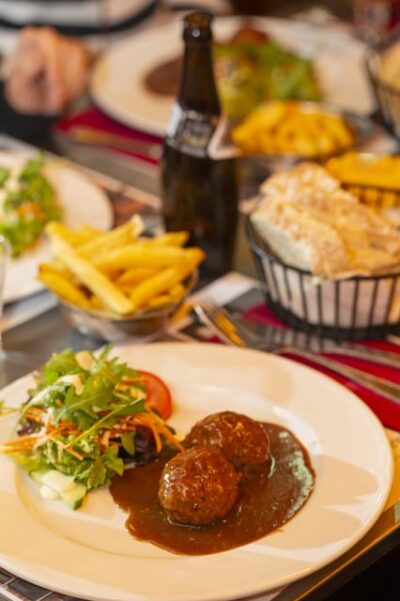 Brussels Food Tour: Main Dish, Beer, Waffle & Chocolate - Marolles on foot: the neighborhood behind Brussels comfort food