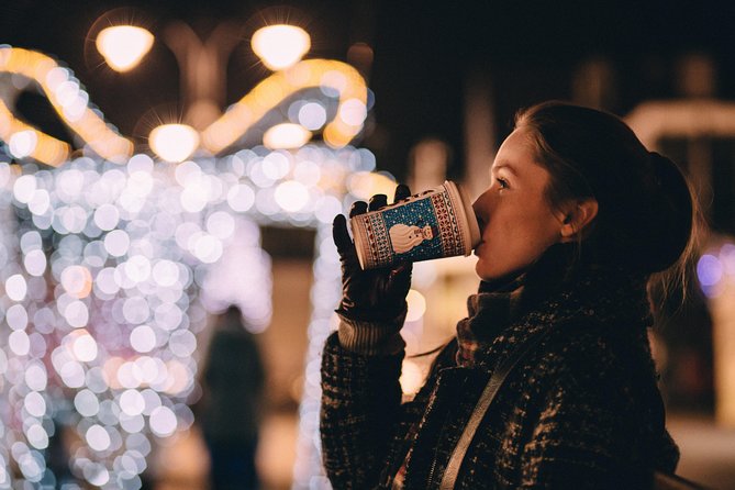 Brussels Private & Personalized Christmas Tour with a Local Guide - Royal-grade atmosphere at the market square: handcrafted gifts and spiced sips