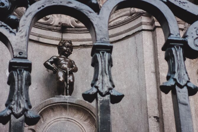 Brussels Walking Tour with Waffle Tasting: History and Delights - Grand Place: the UNESCO square with a survival story