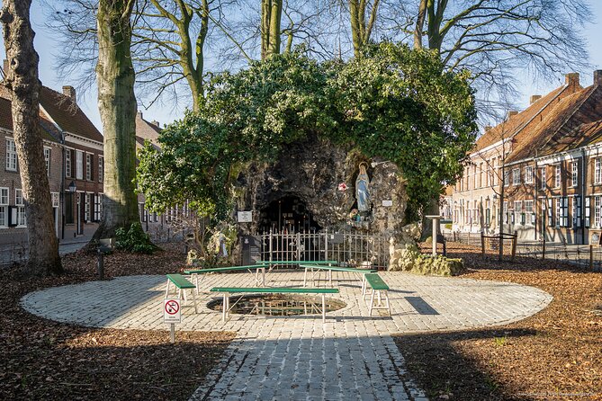 e-Scavenger hunt Turnhout: Explore the city at your own pace - St. Peter’s Church: Plain Outside, Beautiful Inside