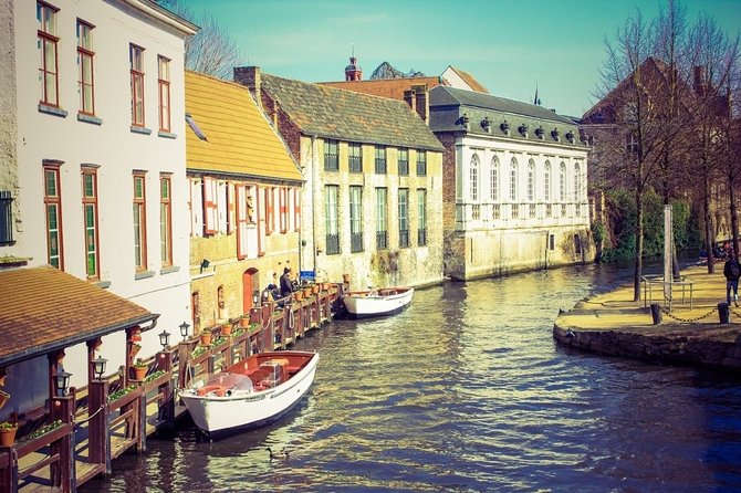 Explore Bruges in 60 minutes with a Local - Local guide energy: conversation, not just facts