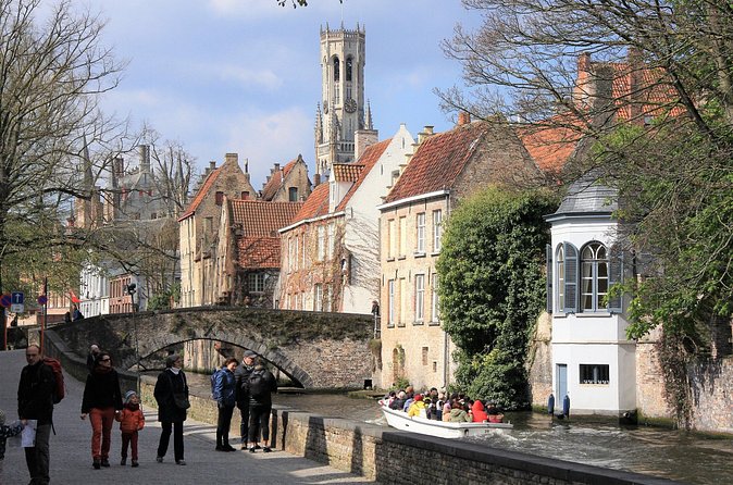 Photo Tour "Philip the Good" + Boat trip - The main stretch through the historic center (where your photos start to feel complete)
