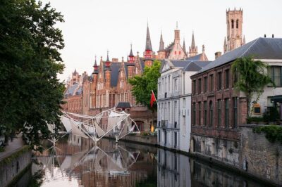 Private 3-hour walking tour of Bruges with official tour guide - Starting at Markt: the main square as your orientation tool