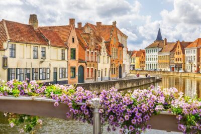 Private Bruges’ Iconic Sites and Chocolate Tasting Tour - Starting at the Markt: Fast Bearings in Grote Markt