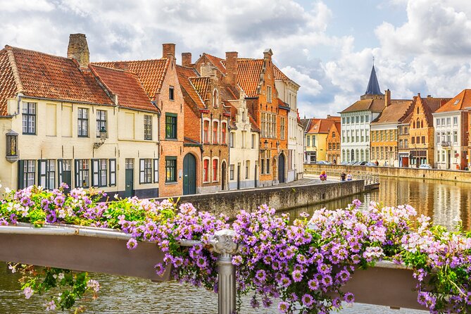 Private Bruges’ Iconic Sites and Chocolate Tasting Tour - Starting at the Markt: Fast Bearings in Grote Markt